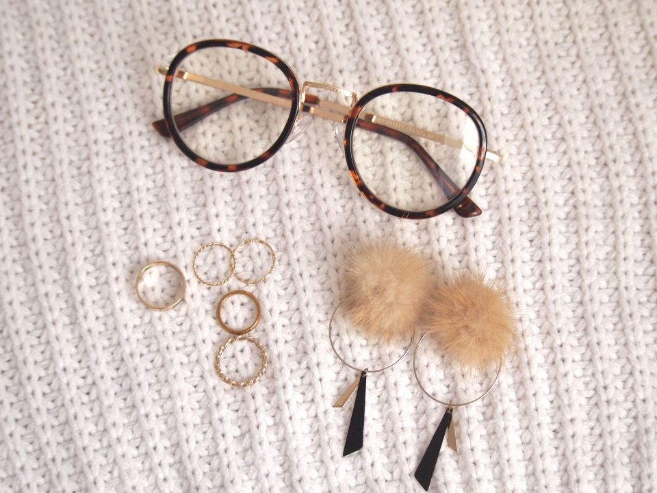 日差しの中の日傘でおしゃれを楽しむ