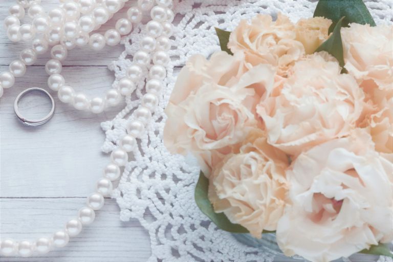 魅力的な日傘で夏を楽しむ